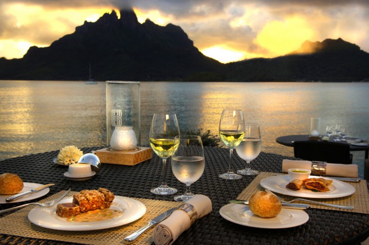 Diner pendant le coucher du soleil à l'hôtel St Regis Bora Bora