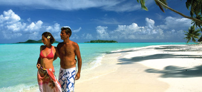 Couple marchant sur une plage paradisiaque de Polynésie française