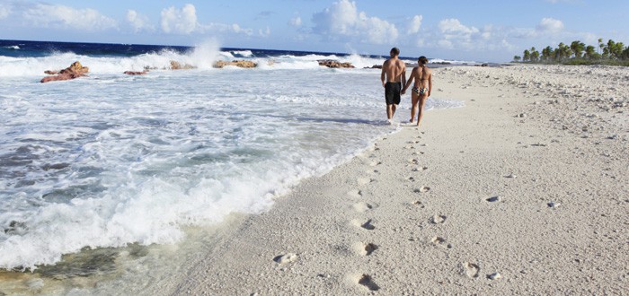 Couple marchant sur une plage de Mangareva