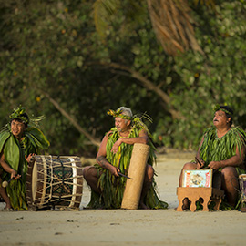 Percussionistes poynésiens vétus de la tenue traditionnelle
