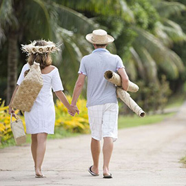 Couple marchant sur une île polynésienne